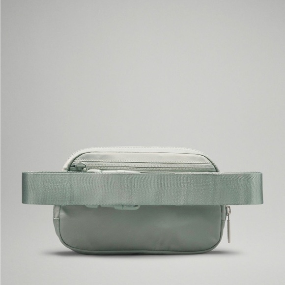 NWT LULULEMON EVERYWHERE BELT BAG 
JADE GREY - Picture 3 of 8